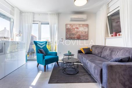 Kaštel Kambelovac, dvosoban stan s krovnom terasom, treći red od mora