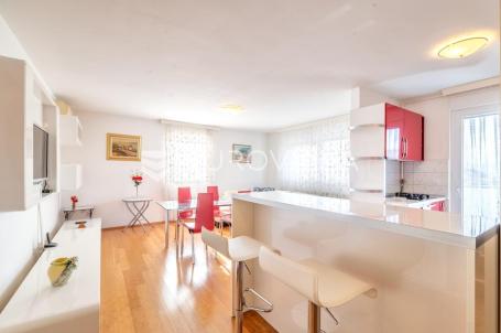 Zagreb, Vrapče, prostran četverosoban stan 104 m² s garažom