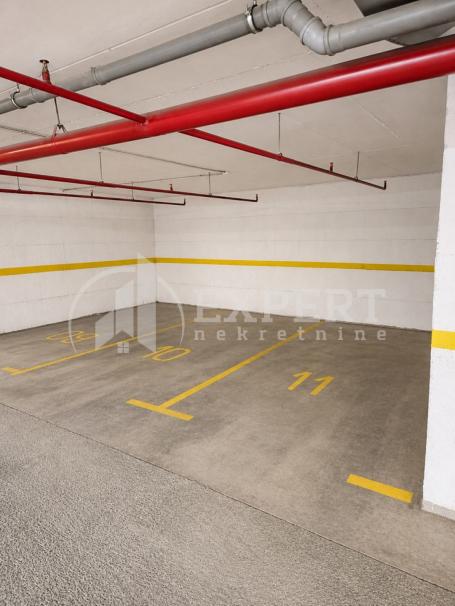 Izdaje se garažno mesto na Paliluli, 12m2