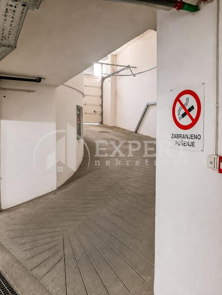 Izdaje se garažno mesto u centru grada