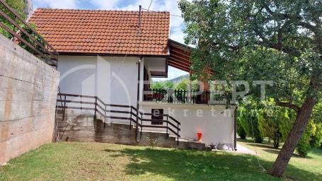 Prelepa kuća u vikend naselju Sićevo, 80m2, 1340m2 uređen plac