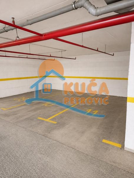 Izdaje se garažno mesto na Paliluli, 12m2