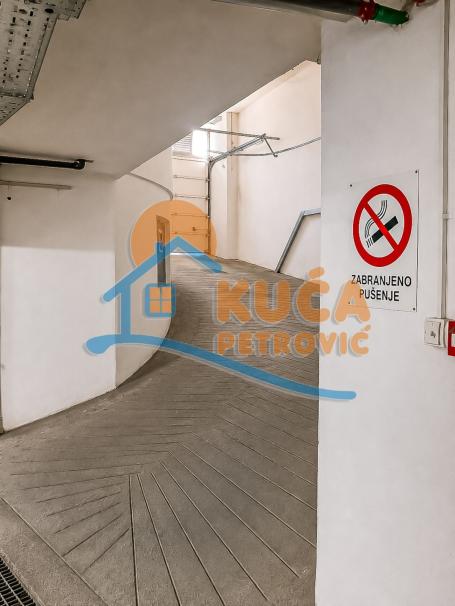 Izdaje se garažno mesto u centru grada