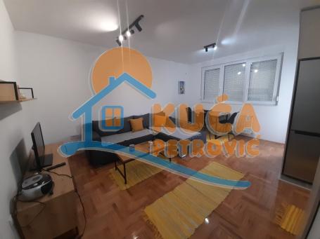 Izdaje se 1.5 lux stan, centar - Crveni Pevac, sa garažnim mestom