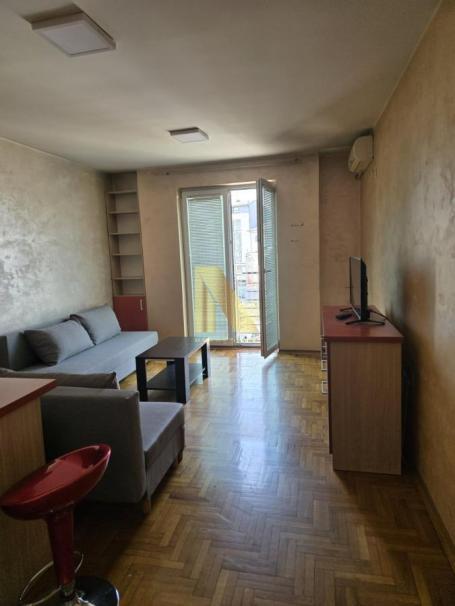 Nameštena garsonjera u centru Novog Sada