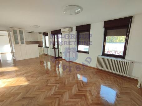 Fenomanalan, prostorno savršen stan na Novoj Detelinari. 