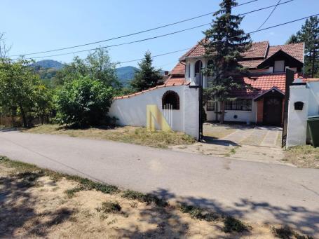 Fantastična vikend kuća sa bazenom i velikim placem u Ledincima