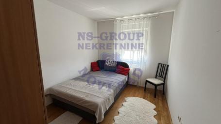 Izdaje se lepo namešten dvosoban stan u delu Cara Dušana 36m2