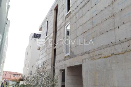 Zadar, Vir, dvosobni apartman na drugom katu površine 51,2 m²