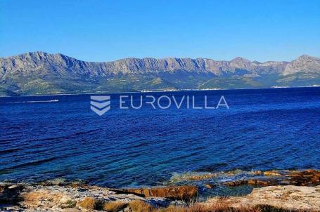 Sućuraj, poljoprivredno zemljište površine 38886 m² u prvom redu do mora