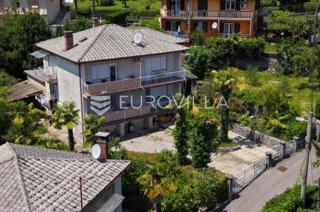 Lovran, kuća s dva stana u centru Lovrana na zemljištu od 1311 m²