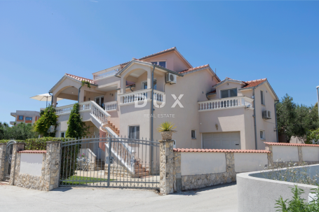 Vodice, Obrove, vila na tri etaže, 292 m², dvorište