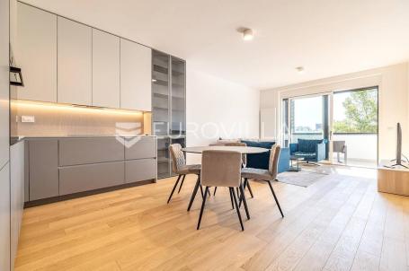 Zagreb, Heinzelova, VMD, trosoban stan 82 m² s 2 parkinga u garaži