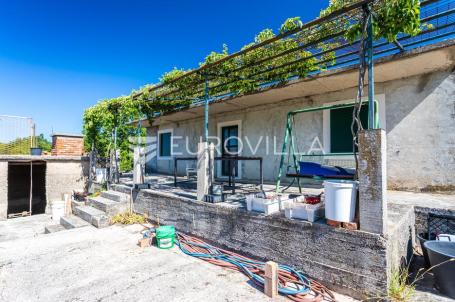 Klis, Korušce, kuća s okućnicom