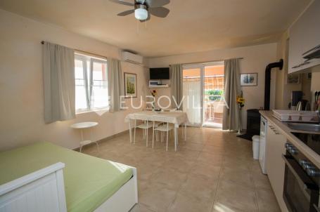 Rab, Barbat, dvosoban stan s pogledom na more, 200 m od mora 105 m²