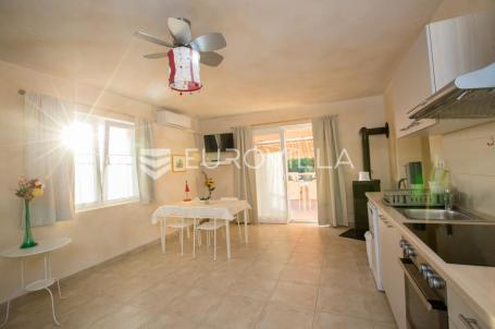 Rab, Barbat, dvosoban stan 200 m od mora 93 m²