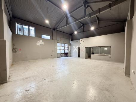 RIJEKA, CENTAR – poslovni prostor 174m², skladište u prizemlju i parkirno mjesto!