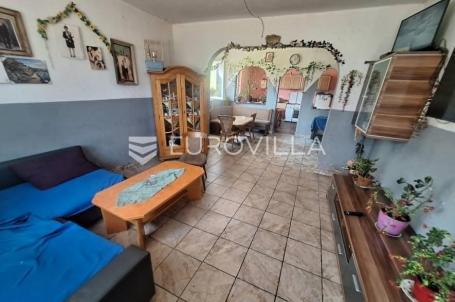 Plaški, kuća 320 m², energetski obnovljena, mirna lokacija