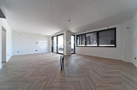 Osijek, Donji grad, moderan trosoban stan s dva parkirna mjesta površine 111 m²