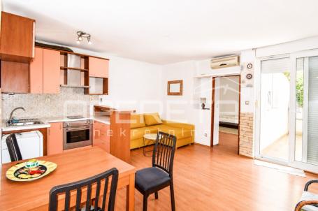 Stan 54 m² u Solinu, 1 soba, ograđena terasa – najam od 1.9. 
