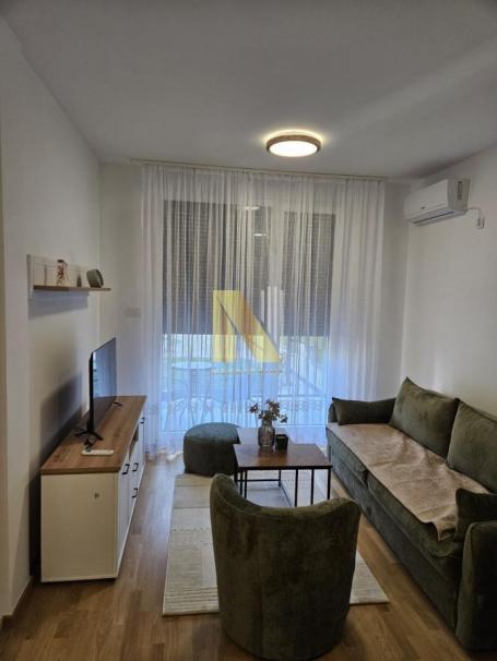 Nov, opremljen trosoban stan - Atrium Residence - garažno mesto