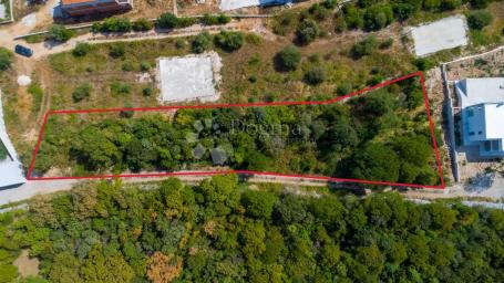 EKSKLUZIVNO – Građevinsko zemljište s pogledom na more, projekt i prijava gradnje – 1.948 m²