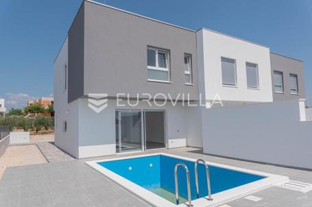 Vodice, moderna kuća u nizu s bazenom i privatnim vrtom, C1