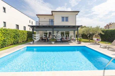 Poreč, Rošini, moderna i elegantna obiteljska vila s bazenom i pogledom na more