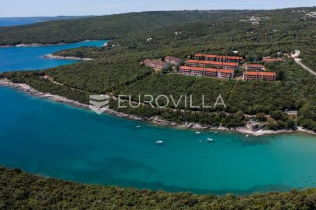 Istra, Duga Uvala, 1. kat, adaptirani apartman u sklopu naselja s pogledom na more,150 m od mora