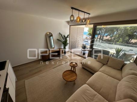Moderan dvosoban stan 49 m² s terasom i parkingom – Hvar