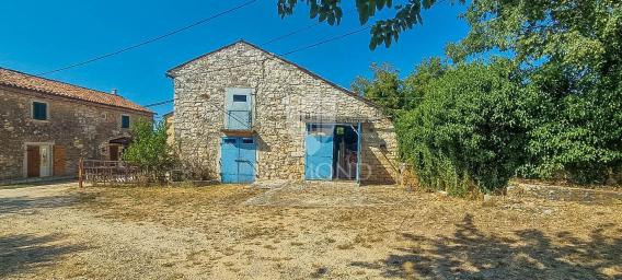 Poreč, Višnjan samostojeća kamena kuća sa velikim dvorištem!