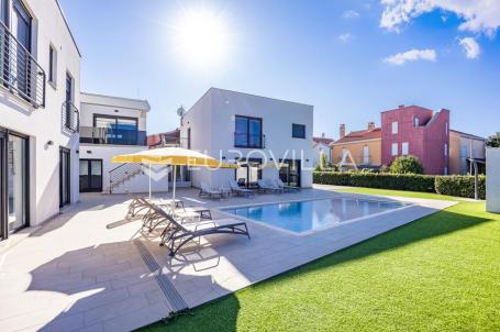 Istra, Volme, ekskluzivan kompleks od tri luksuzne vile u zatvorenom resort okruženju, svega 350 m