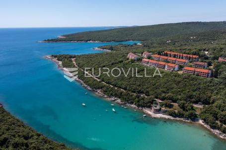 Istra, Duga Uvala, 2. kat, adaptirani apartman u sklopu naselja s pogledom na more, 150 m od mora
