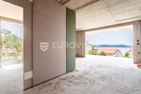 Trogir, Čiovo, dvosoban stan s pogledom na more i parkirnim mjestom