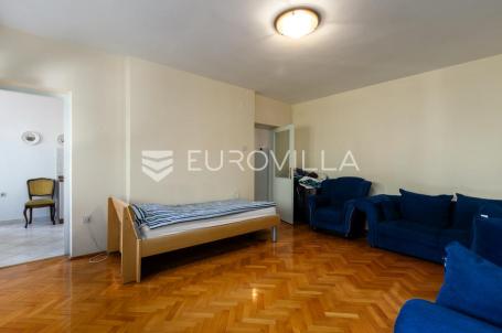 Pula, Veruda, prostran trosoban stan od 93 m² s tri terase, odličnog rasporeda i novom fasadom