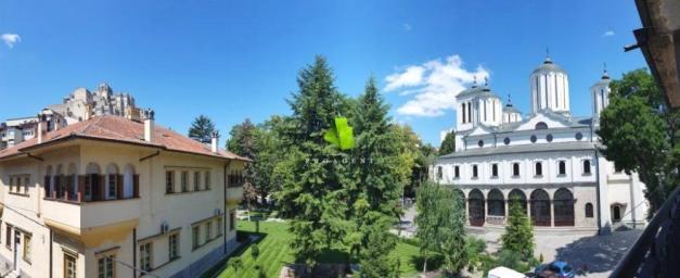Renoviran trosoban stan na mirnoj lokaciji u blizini Sabornog hrama ID#8714