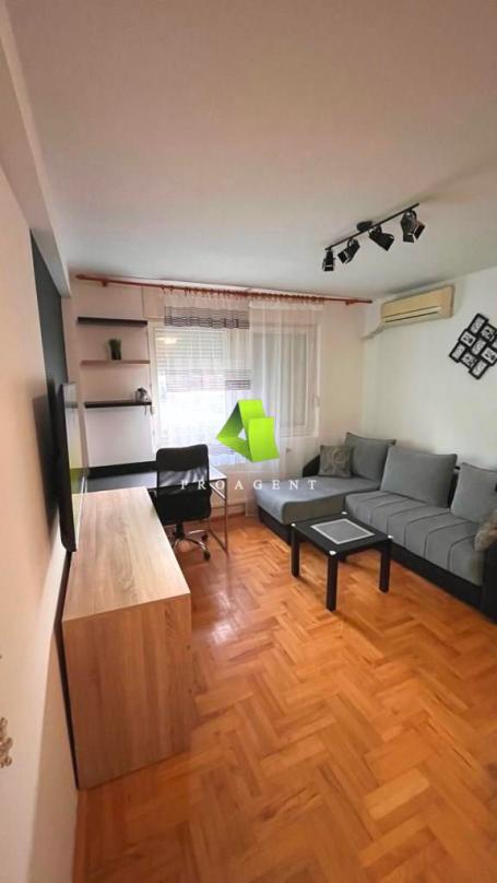 Jednoiposoban stan u mirnoj ulici u centru ID#8941