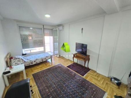 Polunamešten trosoban stan u centru ID#8965