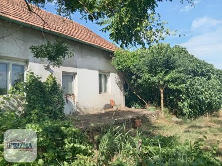 Kuća sa velikim placem u obližnjem selu