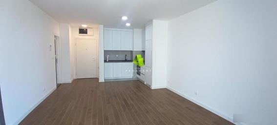 Nenameštena garsonjera pogodna za poslovni prostor u modernom stambenom kompleksu na Bulevaru Nemanj